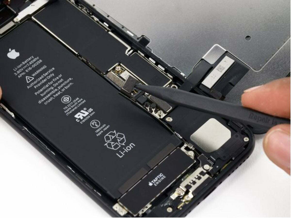 tecnico abrindo iphone para conserto na aroua