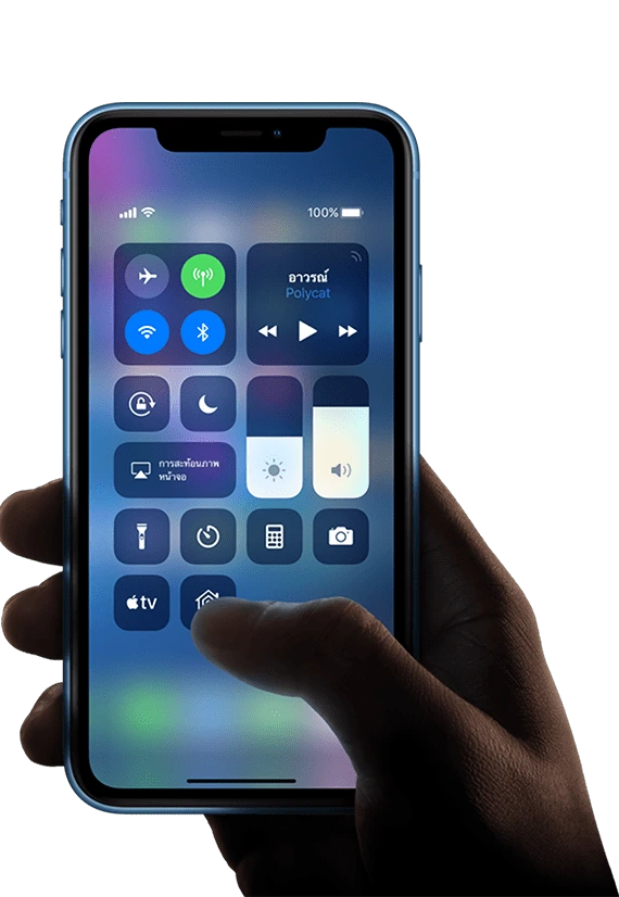 uma pessoa segurando um iphone azulado